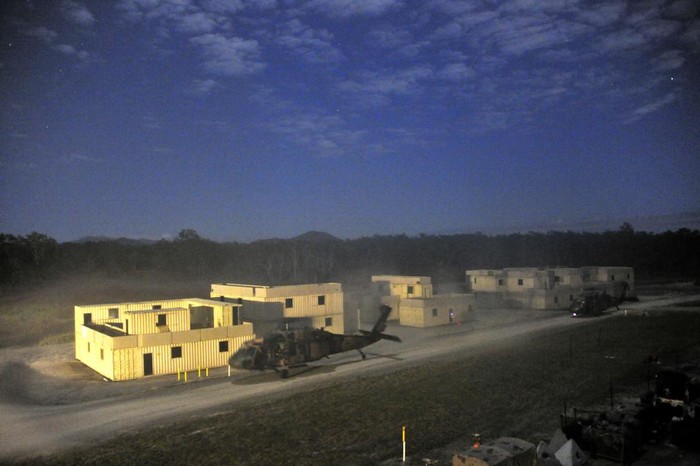 Trực thăng Black Hawk chở lực lượng đặc nhiệm Mỹ, Australia đến Trung tâm huấn luyện Shoalwater tham gia một chiến dịch tấn công nhanh mô phỏng địa bàn ngoại ô